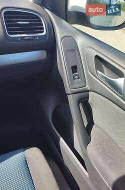 Хетчбек Volkswagen Golf 2012 в 
