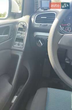 Хетчбек Volkswagen Golf 2012 в 