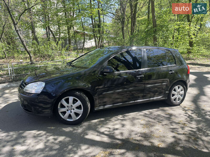 Хетчбек Volkswagen Golf 2005 в Києві