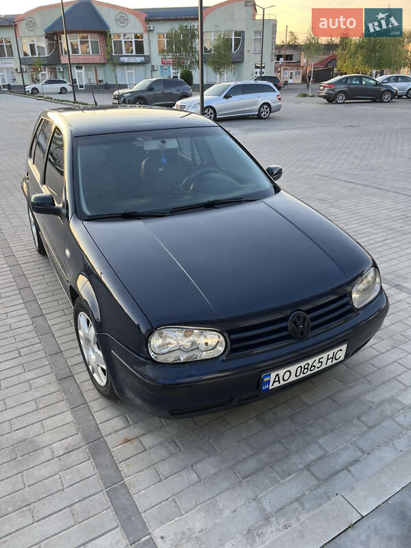 Хэтчбек Volkswagen Golf 2002 в Ужгороде
