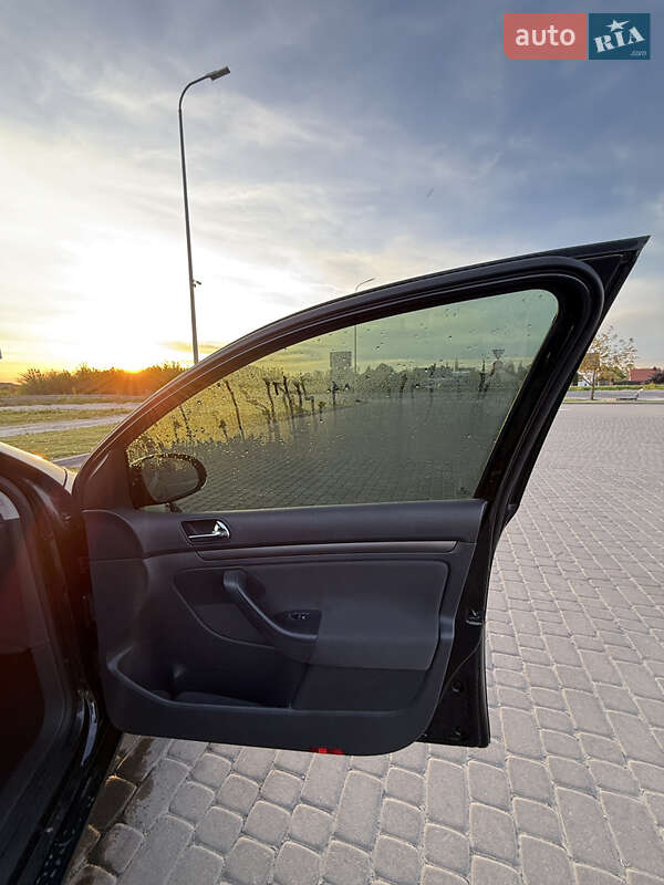 Хетчбек Volkswagen Golf 2005 в Городку