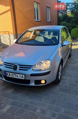 Хэтчбек Volkswagen Golf 2005 в 