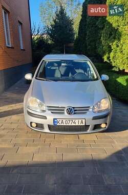 Хэтчбек Volkswagen Golf 2005 в 