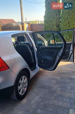Хэтчбек Volkswagen Golf 2005 в 