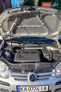 Хэтчбек Volkswagen Golf 2005 в 