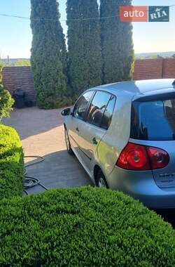 Хэтчбек Volkswagen Golf 2005 в 