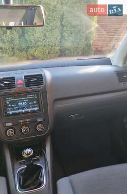 Хэтчбек Volkswagen Golf 2005 в 
