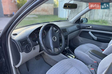 Хетчбек Volkswagen Golf 2001 в 