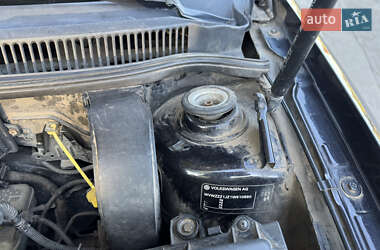 Хетчбек Volkswagen Golf 2001 в 