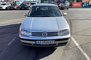 Хэтчбек Volkswagen Golf 2002 в 