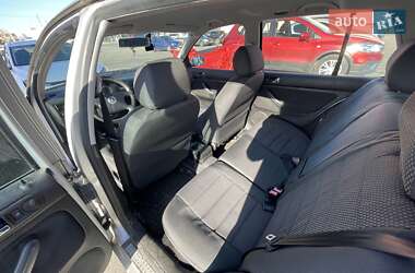 Хэтчбек Volkswagen Golf 2002 в 