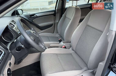 Хэтчбек Volkswagen Golf 2010 в 