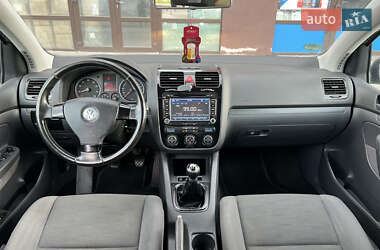 Хэтчбек Volkswagen Golf 2009 в 