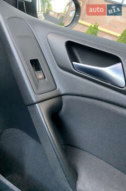 Хэтчбек Volkswagen Golf 2010 в 