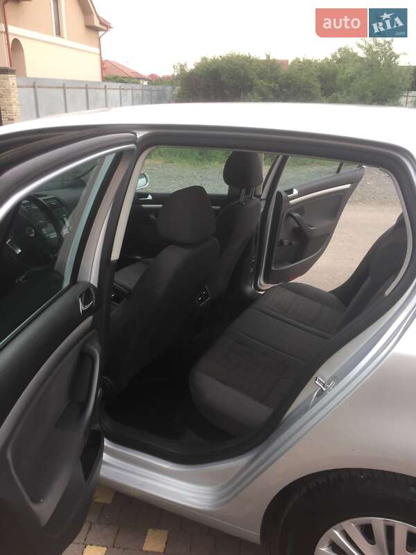 Хетчбек Volkswagen Golf 2006 в Ужгороді