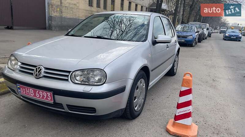 Хэтчбек Volkswagen Golf 2002 в 