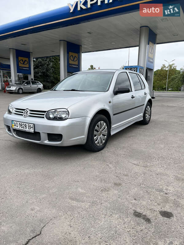 Хэтчбек Volkswagen Golf 1998 в 