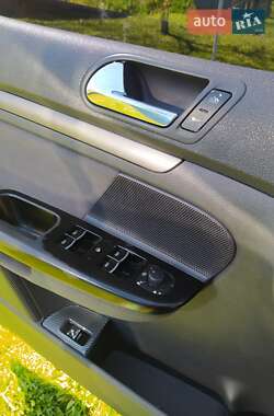 Хетчбек Volkswagen Golf 2003 в 