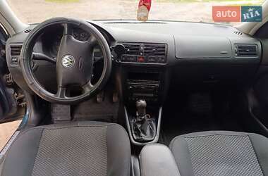 Хетчбек Volkswagen Golf 2002 в 