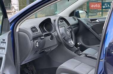 Хэтчбек Volkswagen Golf 2010 в 