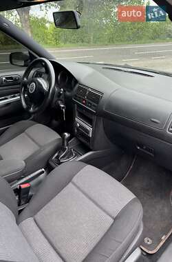 Хэтчбек Volkswagen Golf 2003 в 