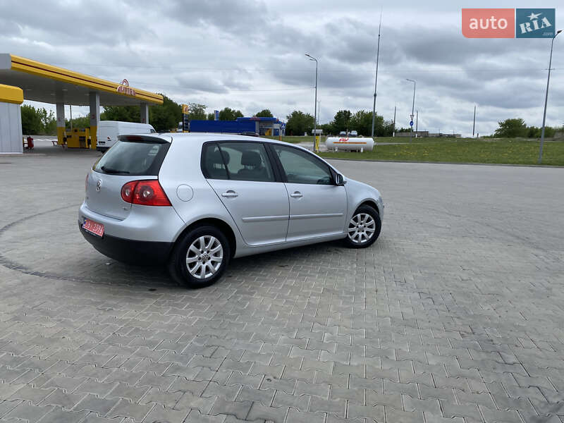 Хэтчбек Volkswagen Golf 2005 в Луцке