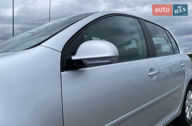 Хетчбек Volkswagen Golf 2005 в 