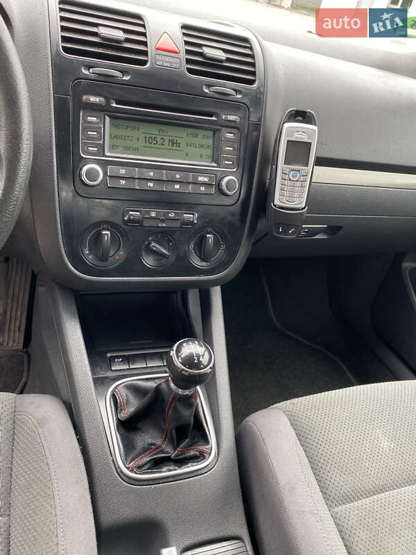 Хэтчбек Volkswagen Golf 2005 в Луцке