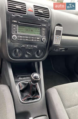 Хетчбек Volkswagen Golf 2005 в 