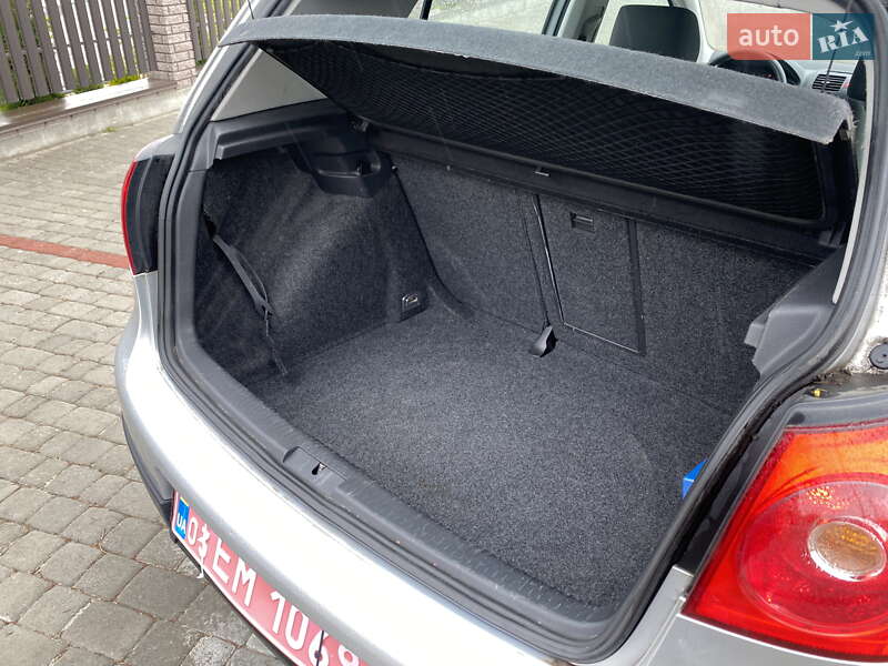 Хэтчбек Volkswagen Golf 2004 в Одессе