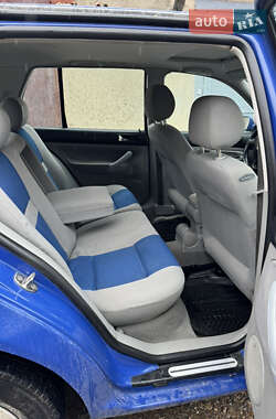 Хэтчбек Volkswagen Golf 2000 в 