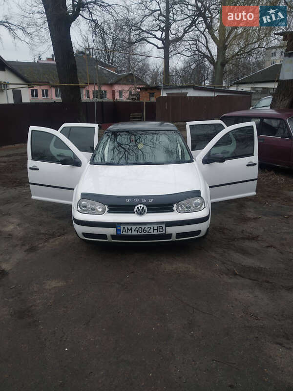 Хетчбек Volkswagen Golf 1998 в 