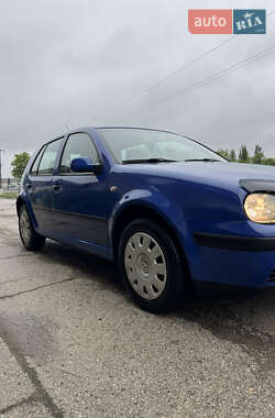 Хэтчбек Volkswagen Golf 2000 в 