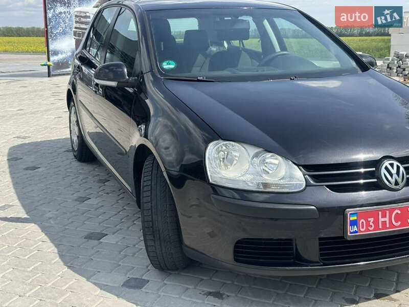 Хетчбек Volkswagen Golf 2006 в Чернівцях
