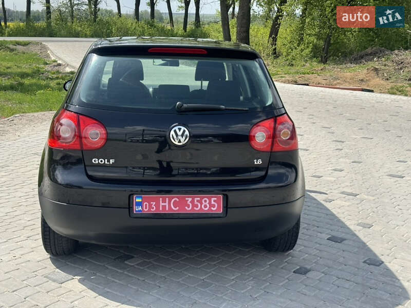 Хетчбек Volkswagen Golf 2006 в Чернівцях