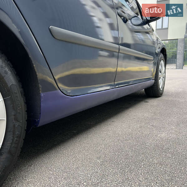 Хэтчбек Volkswagen Golf 2004 в Ужгороде