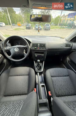 Хэтчбек Volkswagen Golf 2003 в 