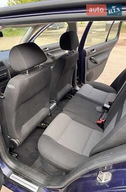 Хетчбек Volkswagen Golf 2003 в 