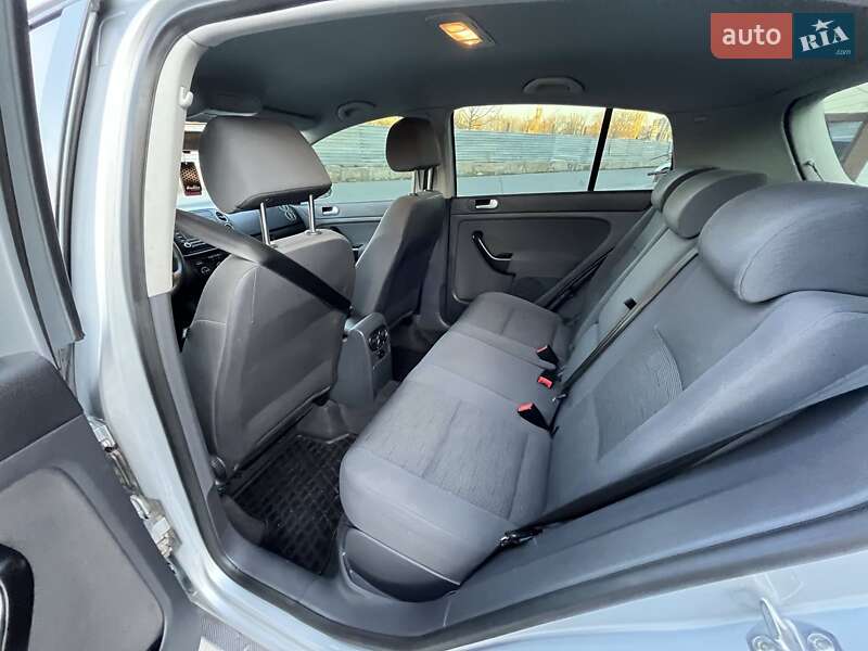 Хетчбек Volkswagen Golf 2005 в Хмельницькому