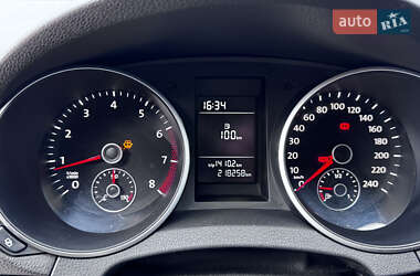 Хетчбек Volkswagen Golf 2010 в 