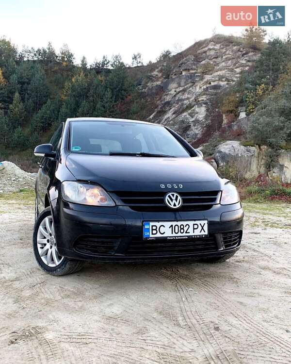 Хетчбек Volkswagen Golf 2004 в 