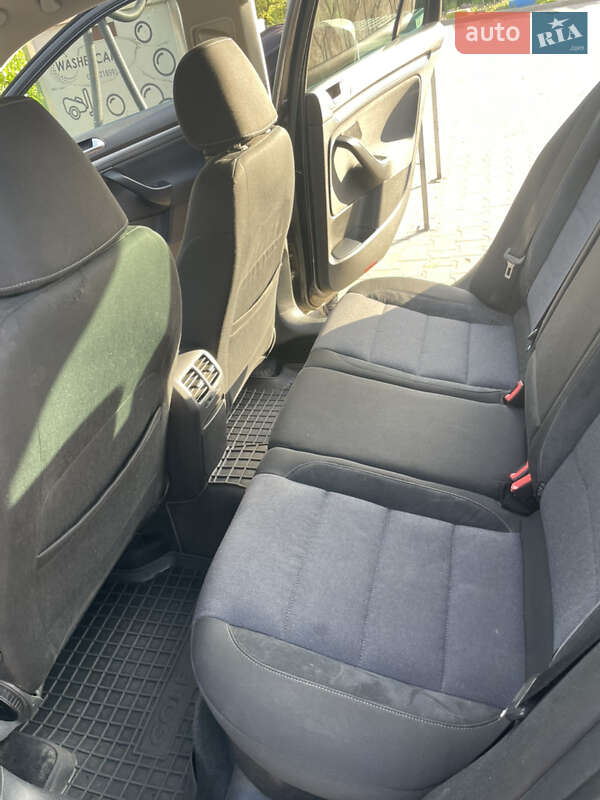 Універсал Volkswagen Golf 2011 в Сумах