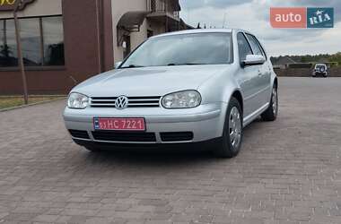 Хетчбек Volkswagen Golf 2003 в Сарнах
