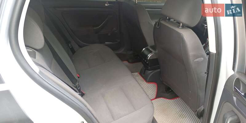 Хетчбек Volkswagen Golf 2003 в Сновську