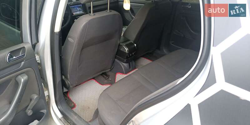 Хетчбек Volkswagen Golf 2003 в Сновську
