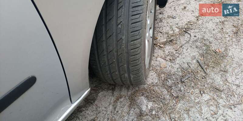 Хетчбек Volkswagen Golf 2003 в Сновську