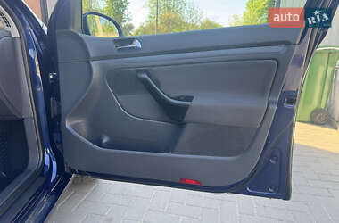 Хетчбек Volkswagen Golf 2004 в 