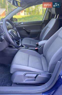 Хетчбек Volkswagen Golf 2004 в 