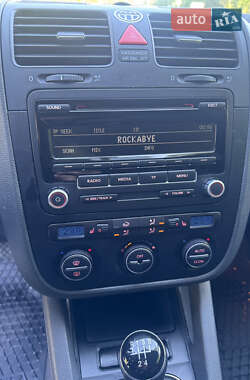 Хетчбек Volkswagen Golf 2004 в 