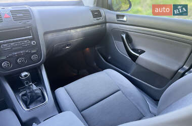 Хетчбек Volkswagen Golf 2004 в 